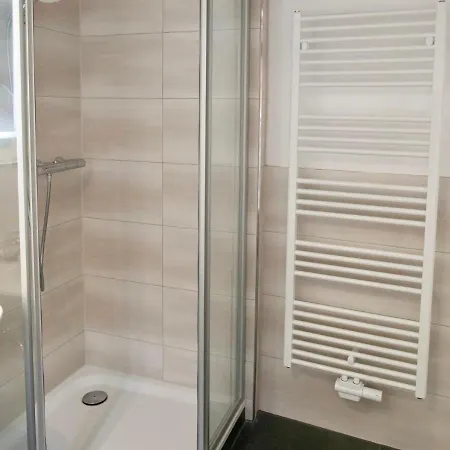 Apartman Wohlfuehl-oase In Der Altstadt Mit Wifi, Xl Badewanne, Voll Ausgestatteter Kueche, Hunde Ohne Aufpreis, 17 Min Zur Messe, 3 Min Zum Schloss Delitzsch